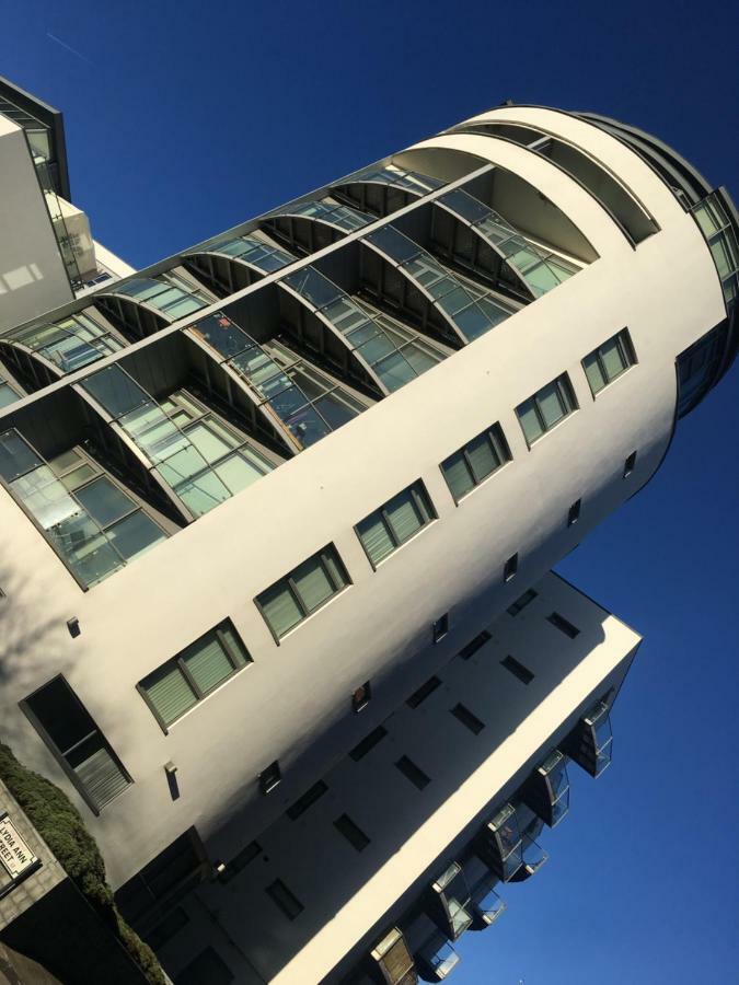 Serviced Apartment In Liverpool City Centre - Free Parking - Balcony - By Happy Days Exterior photo